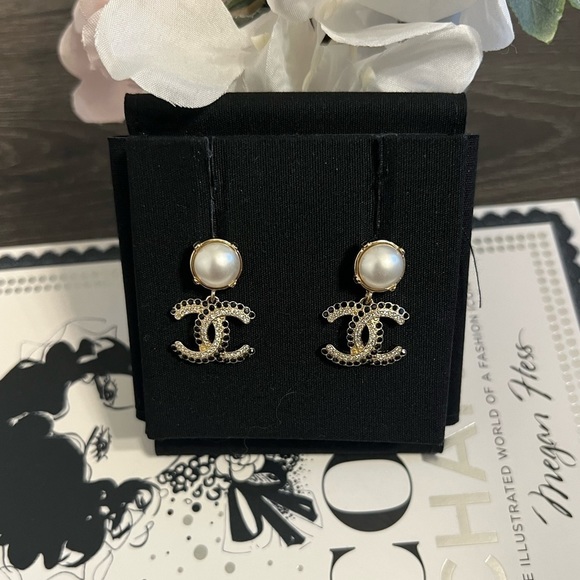 𝅺CHANEL Black and Gold CC Crystal Drop Earrings - AUTH - Picture 1 of 9